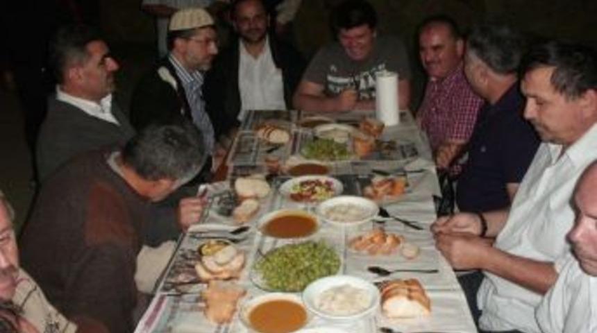 Kadir gecesinde sahur yemeği verildi