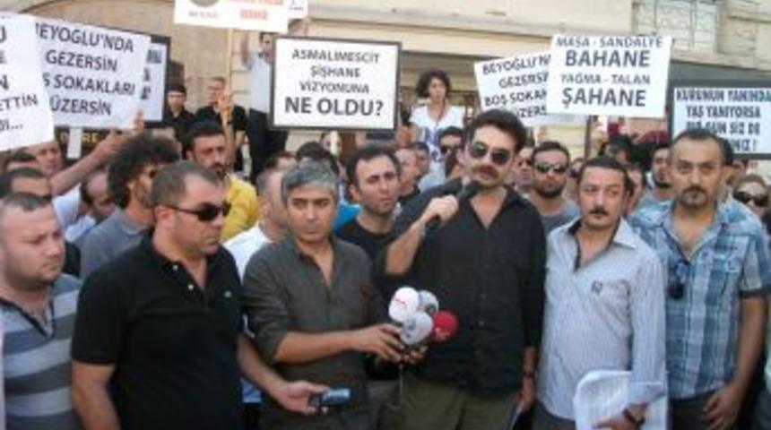 Sokakta masa sandalye yasağını belediye &ouml;n&uuml;nde protesto ettiler