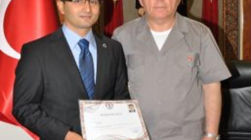 Vali Oğuz'dan Aksu Kaymakamı Özdel'e başarı belgesi