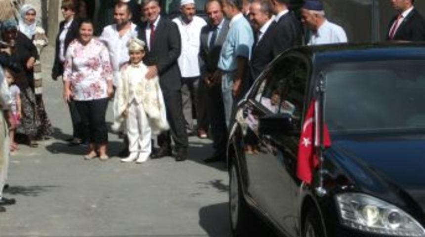 Cumhurbaşkanı G&uuml;l, Cuma &ccedil;ıkışı s&uuml;nnet &ccedil;ocuğuna altın taktı