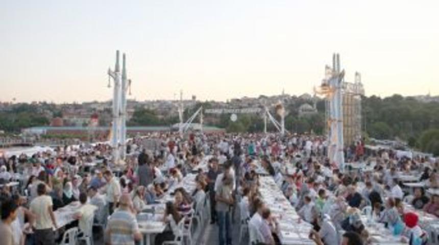 Eski Galata K&ouml;pr&uuml;s&uuml;&rsquo;nde 15 bin kişiye iftar