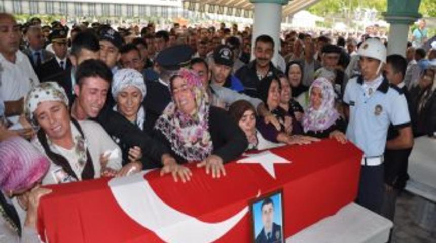 Şehit polis g&ouml;zyaşları arasında toprağa verildi