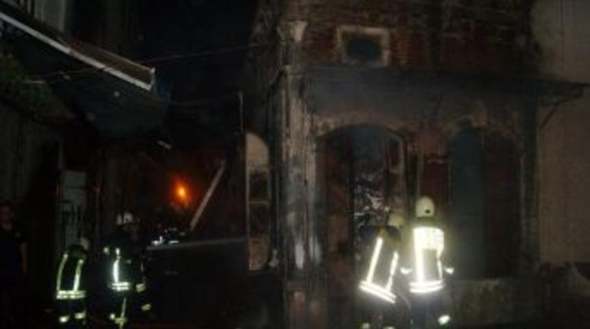 Tarihi &ccedil;arşıdaki yangın işyerlerini tehdit etti