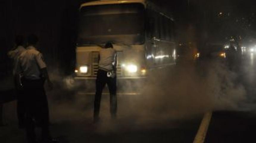 Polisin kovaladığı minib&uuml;s&uuml;n i&ccedil;inde 4 bidon &ccedil;alıntı mazot &ccedil;ıktı