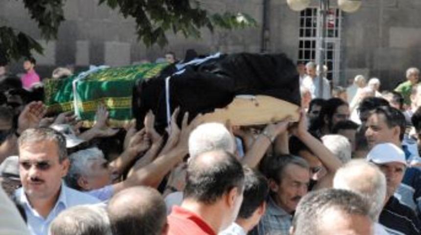 Hayatını kaybeden yama&ccedil; paraş&uuml;t&uuml; antren&ouml;r&uuml; toprağa verildi