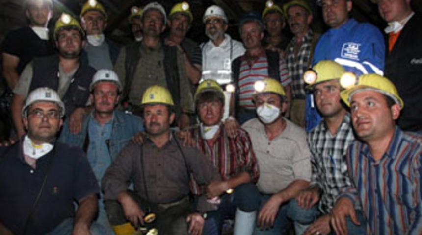 232 metre derinlikte madencilerle oruç açtı