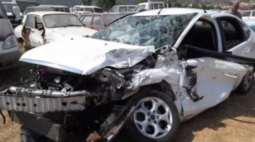 Yeni evli çift trafik kazası geçirdi