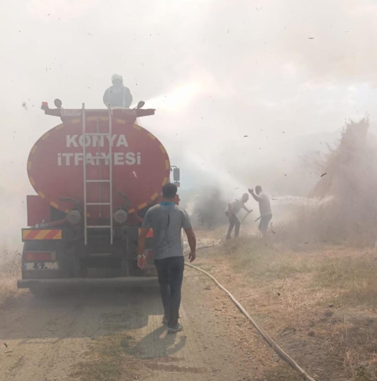 Akşehir de g&ouml;l kenarındaki kamış deposu alevlere teslim oldu 1