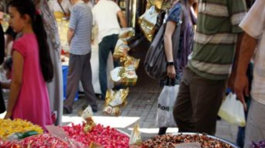 &Ccedil;arşı pazarda bayram yoğunluğu yaşanıyor