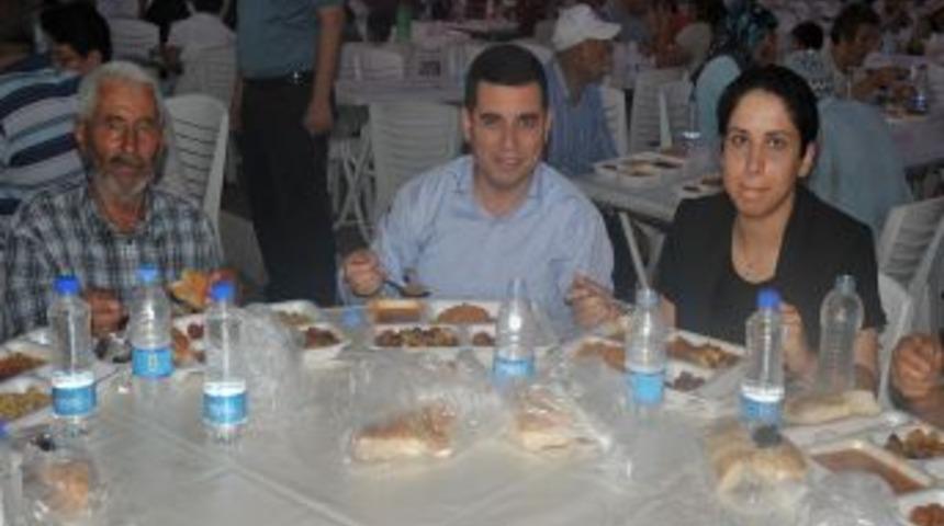 Başkan T&uuml;t&uuml;nc&uuml; ilk iftarını &ccedil;adırda a&ccedil;tı
