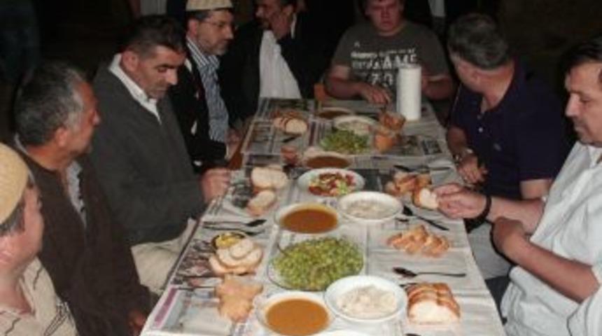 Mollabey Kalkındırma Derneği'nden cami cemaatine sahur yemeği