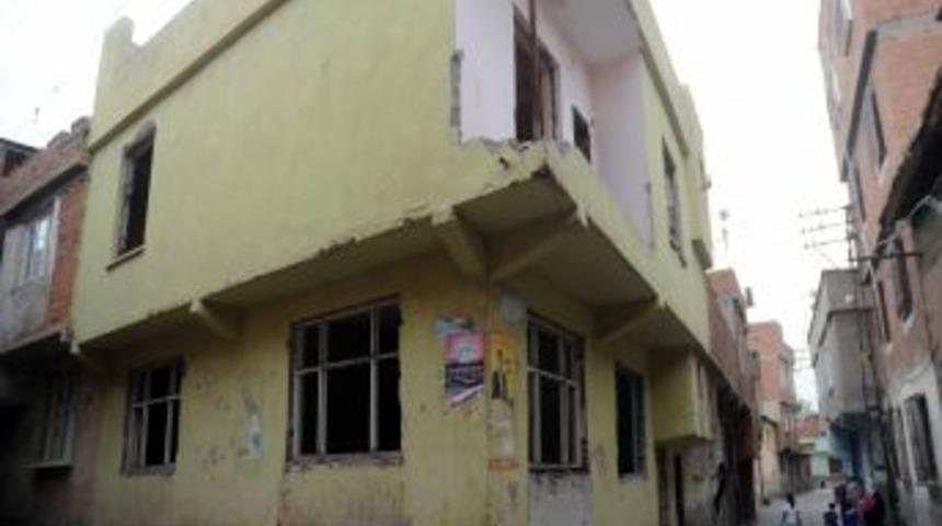 Polis katillerinin silahları boş bir evde bulundu