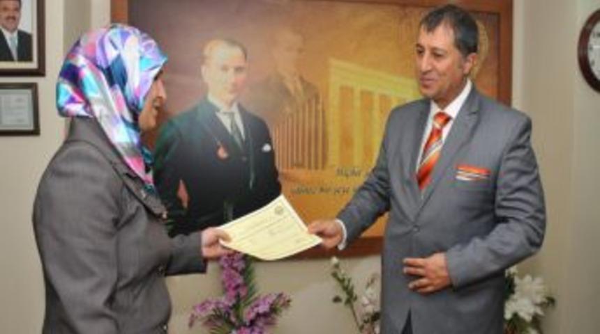 Polisin okuma yazma &ouml;ğrettiği kadınlar sertifika aldı