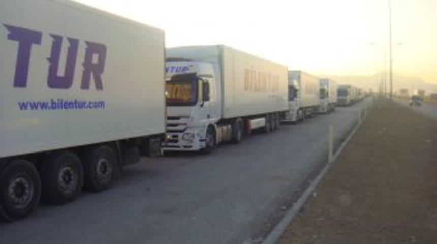 G&uuml;rbulak Sınır Kapısı'nda TIR kuyruğu 8 kilometreye ulaştı