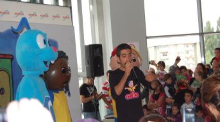 Caillou ve Ezi &ccedil;ocukları eğlendirdi