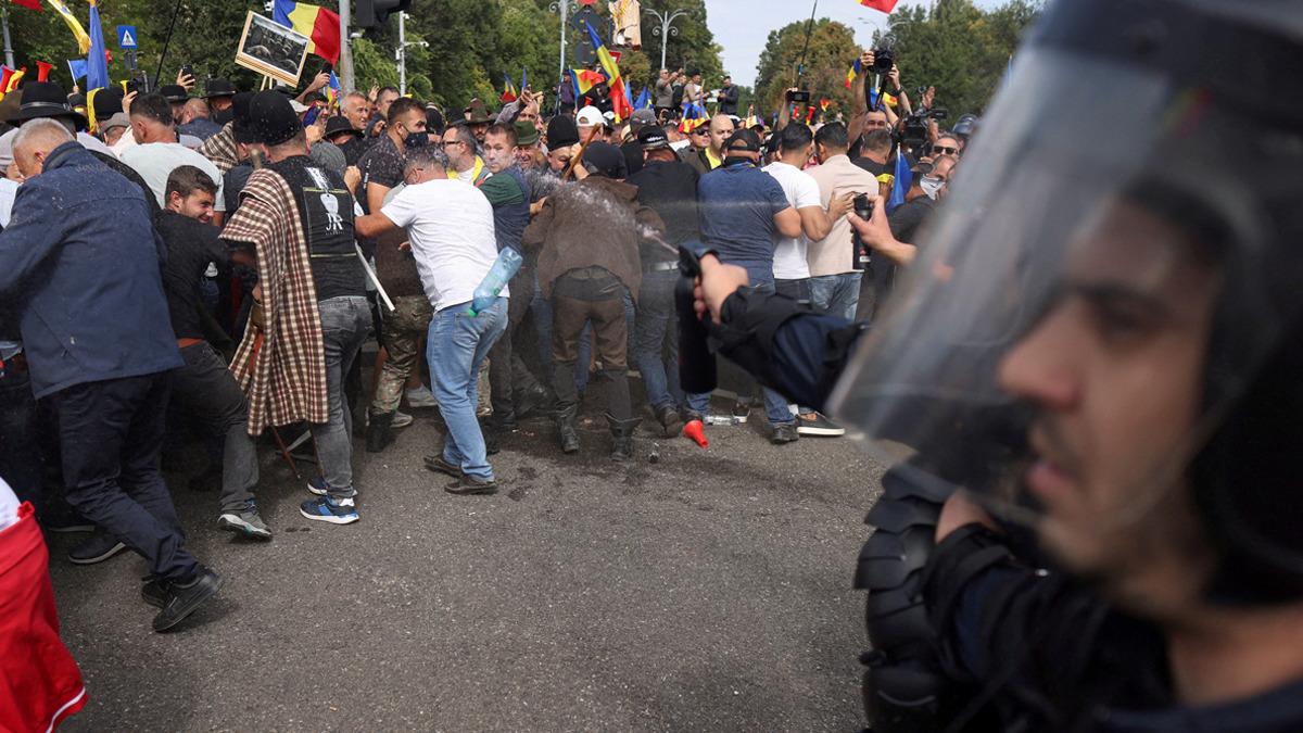 Romanya’da çiftçiler güvenlik güçleriyle çatıştı: 24 yaralı 2
