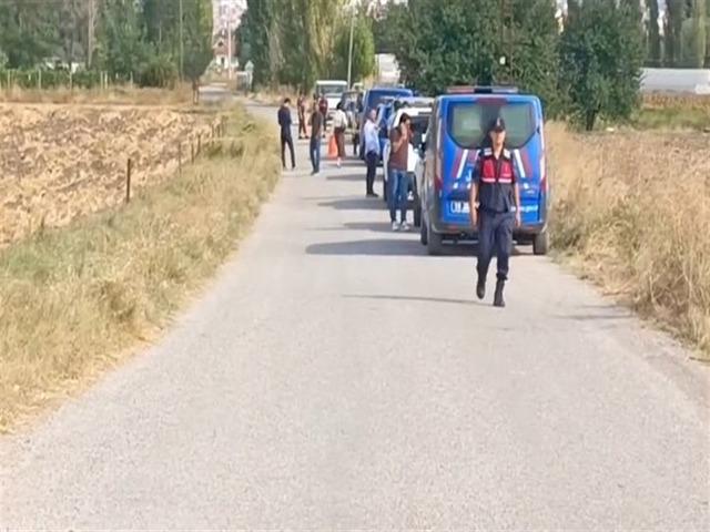 Kavgayı ayırmak isteyen gen&ccedil;, av t&uuml;feğiyle vurularak &ouml;ld&uuml;r&uuml;ld&uuml;