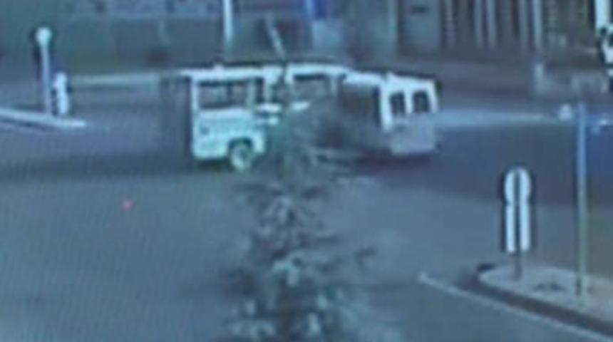 Kaza anı güvenlik kameralarına yansıdı