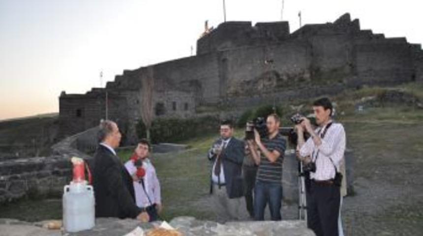 T&uuml;rkiye&rsquo;de ilk iftar topu serhat şehri Kars&rsquo;ta atıldı