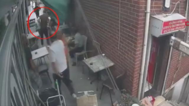 2 kişinin &ouml;ld&uuml;ğ&uuml; silahlı kavgada ş&uuml;pheliler pencereden atlayıp b&ouml;yle ka&ccedil;mış