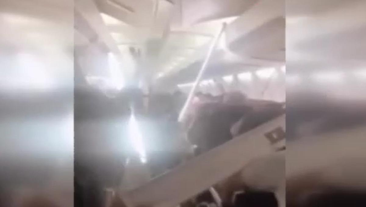 İran’da yolcu uçağında panik anları: Kabinin tavanı çöktü 1