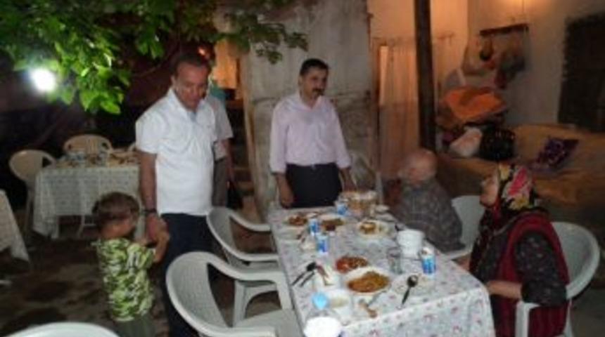 Vali G&uuml;ner, ilk iftarını ihtiya&ccedil; sahibinin evinde a&ccedil;tı