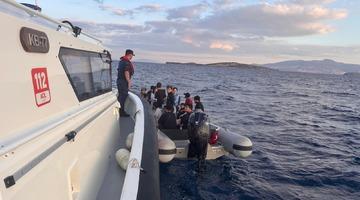 İzmir a&ccedil;ıklarında 19 d&uuml;zensiz g&ouml;&ccedil;men yakalandı