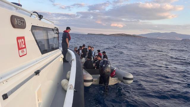 İzmir açıklarında 19 düzensiz göçmen yakalandı