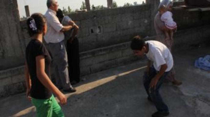 Adana&rsquo;ya &ccedil;obanlık yapmaya gelen babanın iki &ccedil;ocuğu yıkılan direğin altında &ouml;ld&uuml;