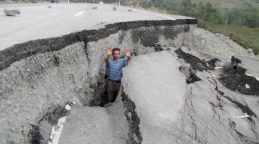 Otoyol ikiye b&ouml;l&uuml;nd&uuml;