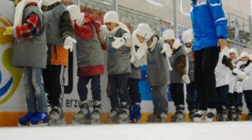 Erzurum'da 10 bin &ccedil;ocuk tatil d&ouml;neminde buz pateniyle tanıştı