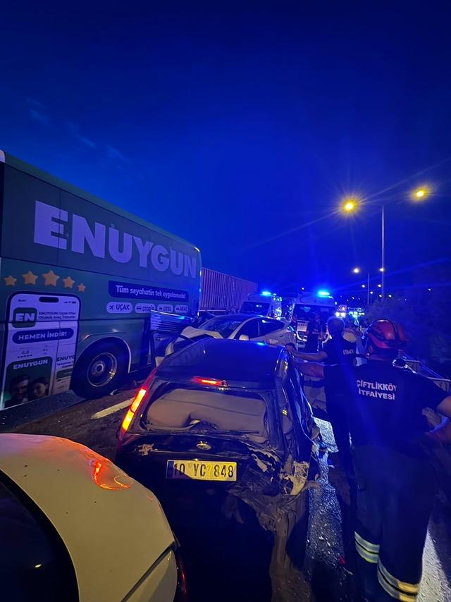 İstanbul-İzmir Otoyolu nda zincirleme kazada 11 kişi yaralandı 2