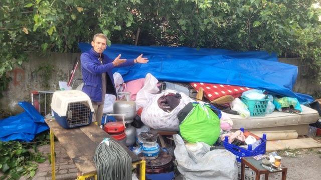 Ev sahibiyle anlaşamadıkları için eşyalarını otoparka taşıyan aile yeni eve yerleştirildi