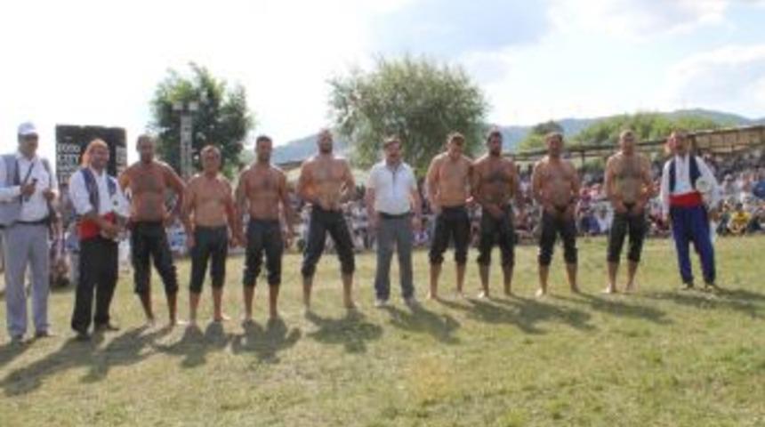 Komşu&rsquo;da g&uuml;reş şenlikleri