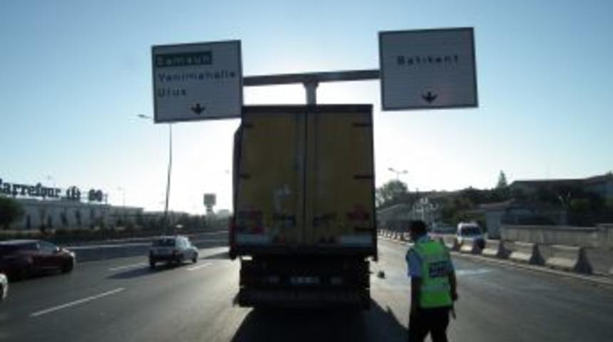 Y&ouml;n levhasına &ccedil;arpan kamyonun s&uuml;r&uuml;c&uuml;s&uuml; sıyrıklarla kurtuldu