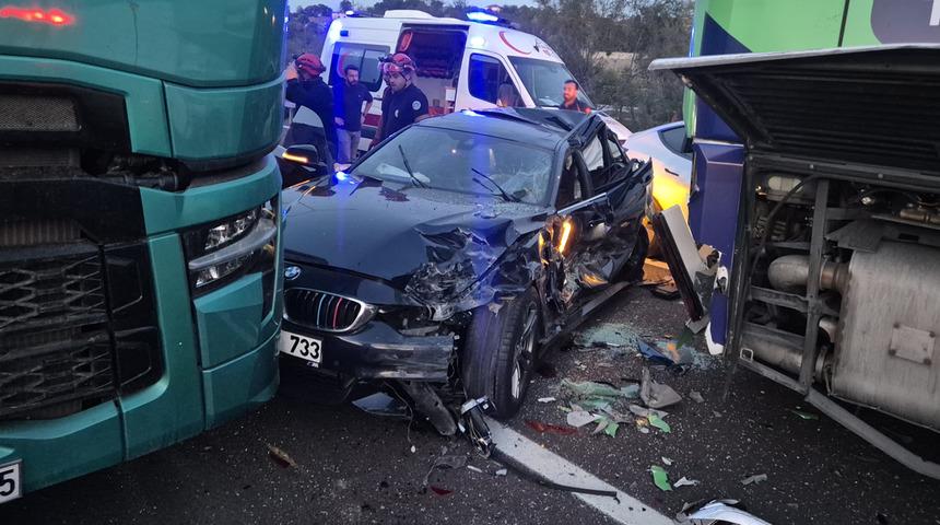 İzmir otoyolunda zincirleme kaza! 5 otomobil, otob&uuml;s, tır...