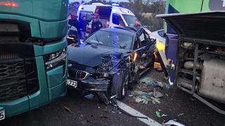 İzmir otoyolunda zincirleme kaza! 5 otomobil, otobüs, tır...