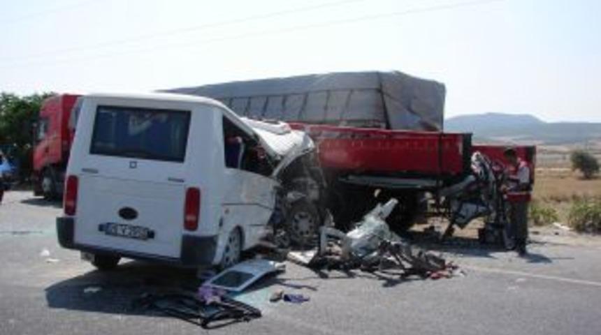 İş&ccedil;i servisi TIR'a &ccedil;arptı: 4 &ouml;l&uuml;, 13 yaralı