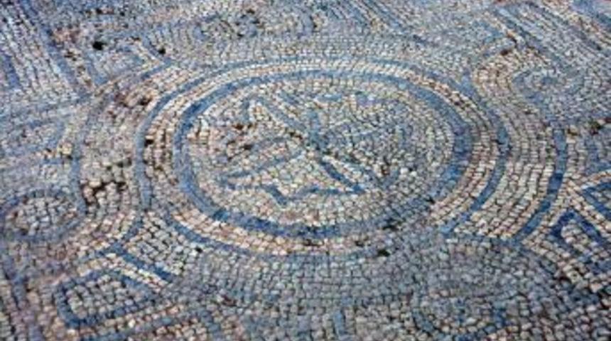 Batı Anadolu&rsquo;nun en b&uuml;y&uuml;k zemin mozaiği İzmir Agorası&rsquo;nda bulundu