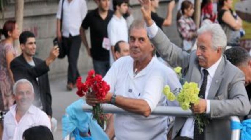 Sanatçılar Sevgi Korteji ile halkla buluştu