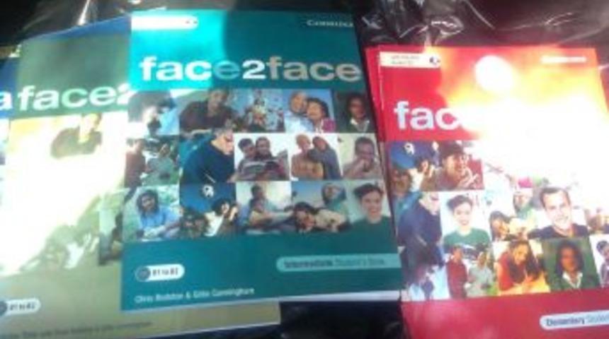 Kiralık araçla korsan kitap satan 2 kişi yakalandı