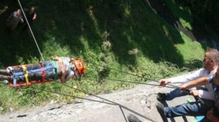 Kamyonet dereye u&ccedil;tu: 1 &ouml;l&uuml;, 2 yaralı