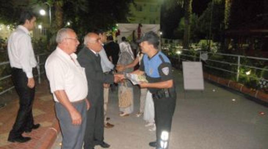 Osmaniye polisi 'silahlı sevince hayır' broş&uuml;r&uuml; dağıtıyor