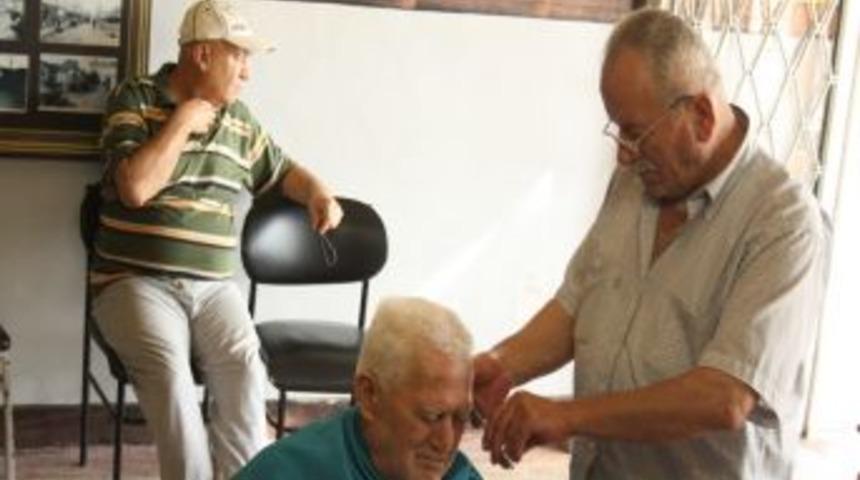 Huzurevi sakinlerinin g&ouml;zleri yollarda