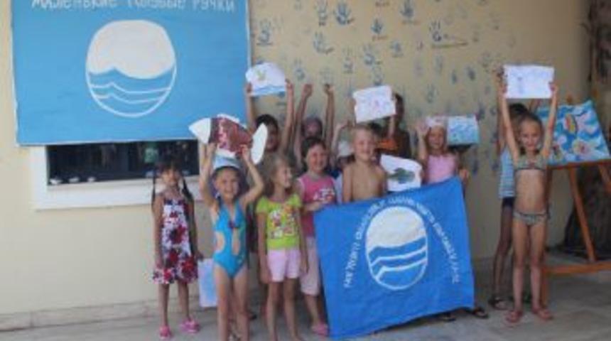 Turist &ccedil;ocukların yaptığı resimler otelde sergilendi