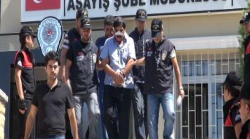 Polis memuru, eşinin ailesine kurşun yağdırdı; 2 &ouml;l&uuml; 3 yaralı