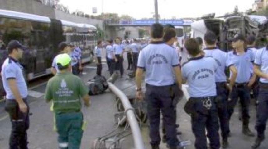 Mitinge giden &ccedil;evik kuvvet otob&uuml;s&uuml; devrildi: 9 yaralı