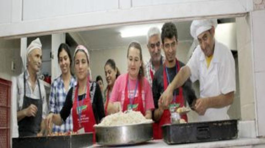 Aş&ccedil;ılık eğitimi alan işitme engelliler fabrikalarda uygulama yapıyor