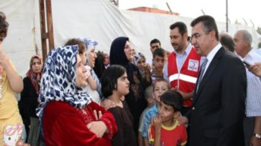 Vali Lekesiz, &ccedil;adır kentlerdeki Suriyelilerle iftarda buluştu