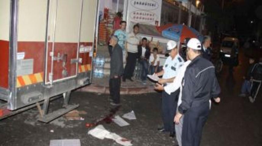 Kamyonetin altında kalan 5 yaşındaki &ccedil;ocuk &ouml;ld&uuml;